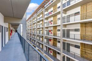 einen Flur eines Apartmentgebäudes mit Balkonen in der Unterkunft V&S Apartments-Luxury Apartment4 in Johannesburg