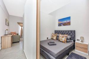 ein Schlafzimmer mit einem Bett in einem Zimmer in der Unterkunft V&S Apartments-Luxury Apartment4 in Johannesburg