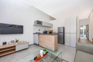 eine große weiße Küche mit einer Theke und einem Tisch in der Unterkunft V&S Apartments-Luxury Apartment4 in Johannesburg + 12 Fotos