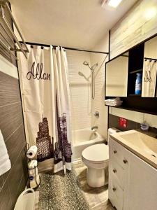 Vannituba majutusasutuses Midtown Gem Walk to Attractions +12 fotot