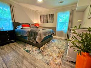 Voodi või voodid majutusasutuse Midtown Gem Walk to Attractions toas