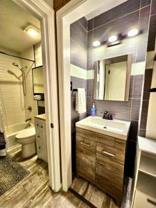 Vannituba majutusasutuses Midtown Gem Walk to Attractions