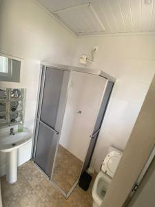 ein Badezimmer mit Dusche und Toilette in der Unterkunft Casa Espaçosa e Confortável para Aluguel de Verão in Capão da Canoa