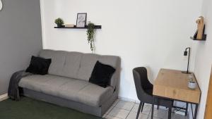 WilhelmshöheにあるGemütliche Wohnung mit Parkplatzのソファとテーブルのあるリビングルーム