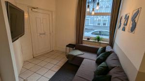 WilhelmshöheにあるGemütliche Wohnung mit Parkplatzのソファと窓のあるリビングルーム