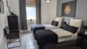 WilhelmshöheにあるGemütliche Wohnung mit Parkplatzのベッドが2つと窓があるホテルの部屋