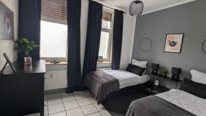 WilhelmshöheにあるGemütliche Wohnung mit Parkplatzのベッドが2つと窓がある小さな部屋 +4枚の写真