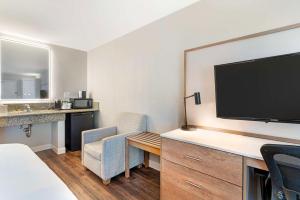 TV a/nebo společenská místnost v ubytování Best Western Plus Rancho Cordova Inn