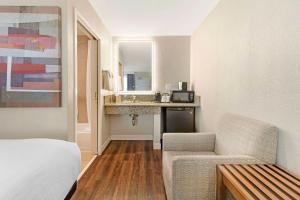 Kuchyň nebo kuchyňský kout v ubytování Best Western Plus Rancho Cordova Inn