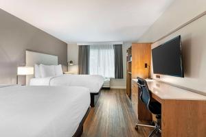 TV a/nebo společenská místnost v ubytování Best Western Plus Rancho Cordova Inn