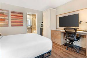 TV a/nebo společenská místnost v ubytování Best Western Plus Rancho Cordova Inn