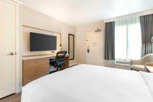TV a/nebo společenská místnost v ubytování Best Western Plus Rancho Cordova Inn