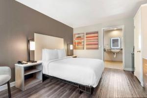 Postel nebo postele na pokoji v ubytování Best Western Plus Rancho Cordova Inn