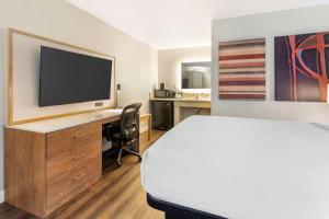 TV a/nebo společenská místnost v ubytování Best Western Plus Rancho Cordova Inn