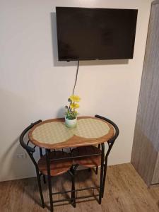 TV a/nebo společenská místnost v ubytování Condo in Silang Fullerton Suites - near tagaytay and nuvali