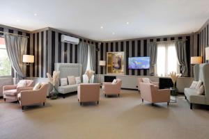 TV a/nebo společenská místnost v ubytování Best Western Plus Hôtel Brice Garden Nice