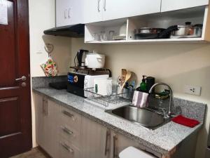 Kuchyň nebo kuchyňský kout v ubytování Condo in Silang Fullerton Suites - near tagaytay and nuvali