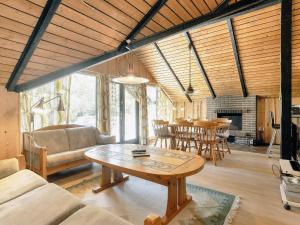 Posezení v ubytování Three-Bedroom Holiday home in Rødby 28