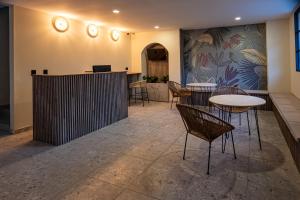 菲兰迪亚Monte Pueblo Hotel Boutique的有桌椅和柜台的餐厅