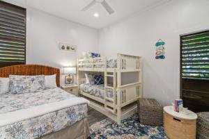 Postelja oz. postelje v sobi nastanitve Beautiful 2br condo with partial ocean view
