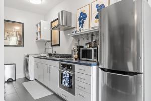 Cucina o angolo cottura di Beautiful 1-BR Flat Nestled Between Dupont & Logan