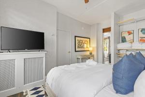 Letto o letti in una camera di Beautiful 1-BR Flat Nestled Between Dupont & Logan
