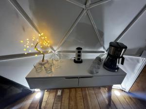 a table with glasses and a coffee maker on it at Cabaña Mazamitla Glamping de Altura in Mazamitla