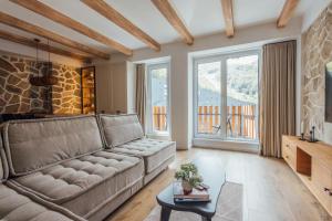 马夫罗沃Timeless Appartment的客厅里有一张沙发和一张桌子。