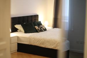 a bed with a black headboard in a bedroom at Home Sweet Home - Leopold in Vienna +40 photos