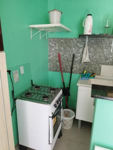 Casa central 74 com ótima localização的厨房或小厨房