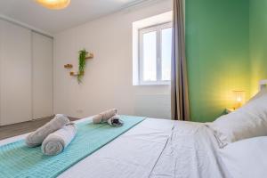 a bedroom with a bed with towels on it at Superbe T3 spacieux et lumineux in Saint-Georges-de-Reneins