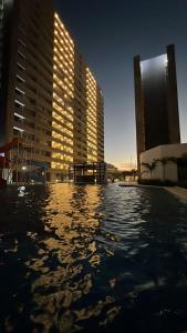 ein Swimmingpool vor zwei hohen Gebäuden in der Unterkunft Condominio Berchatti Norte 1 in Vila El Carmen