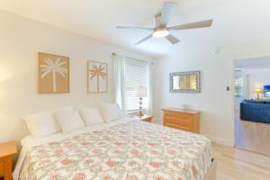 Postel nebo postele na pokoji v ubytování Newly Remodeled Apt! Key-West Victorian with beach access, to Siesta Key Beach!