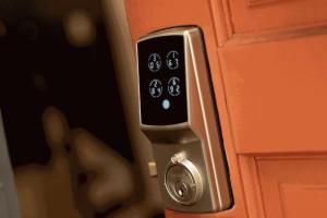 een afsluiting van een deur met afstandsbediening bij Private Luxury Cottage Close to Downtown in St. Augustine