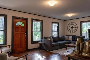 een woonkamer met een bank en een tafel bij Private Luxury Cottage Close to Downtown in St. Augustine