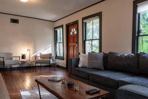 een woonkamer met een bank en een salontafel bij Private Luxury Cottage Close to Downtown in St. Augustine