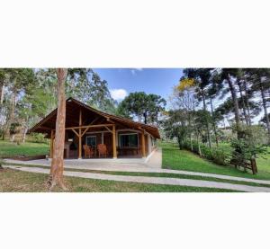 ein kleines Haus mitten in einem Park in der Unterkunft Casa de campo Campo Alegre SC 11 Hóspedes in Campo Alegre