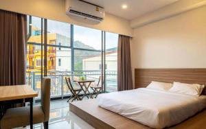 Postel nebo postele na pokoji v ubytování Kata Beach Poshtel Phuket