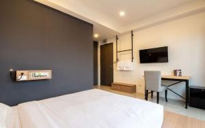 TV a/nebo společenská místnost v ubytování Kata Beach Poshtel Phuket