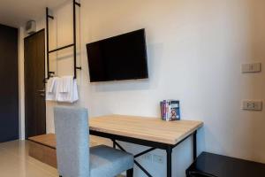 TV a/nebo společenská místnost v ubytování Kata Beach Poshtel Phuket
