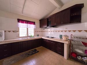 Η κουζίνα ή μικρή κουζίνα στο Homestay EPOH Bandar Meru Impian +4 φωτογραφίες