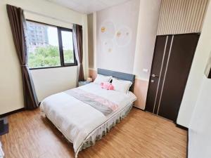 a bedroom with a bed and a large window at 金廈之星 in Jinning