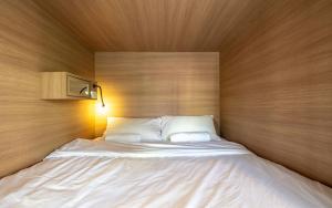 Postel nebo postele na pokoji v ubytování Kata Beach Poshtel Phuket