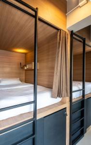 Postel nebo postele na pokoji v ubytování Kata Beach Poshtel Phuket