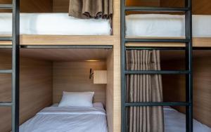 Postel nebo postele na pokoji v ubytování Kata Beach Poshtel Phuket