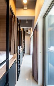 Postel nebo postele na pokoji v ubytování Kata Beach Poshtel Phuket