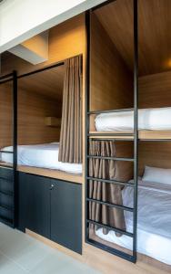 Postel nebo postele na pokoji v ubytování Kata Beach Poshtel Phuket