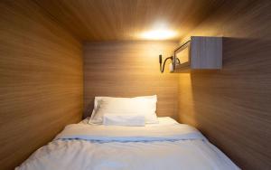 Postel nebo postele na pokoji v ubytování Kata Beach Poshtel Phuket
