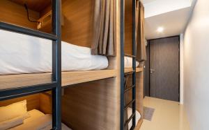Postel nebo postele na pokoji v ubytování Kata Beach Poshtel Phuket
