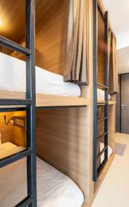 Postel nebo postele na pokoji v ubytování Kata Beach Poshtel Phuket